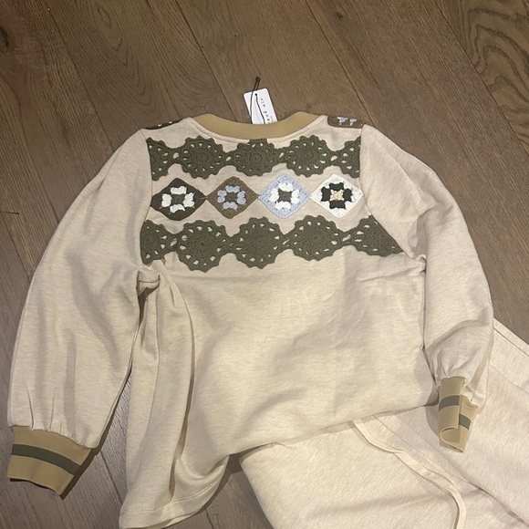 Casual Cream Lounge Set with Olive Trim and Embroidery on the back - Picture 6 of 6